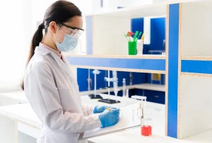 TRAINING HEALTH & SAFETY IN THE LABORATORY