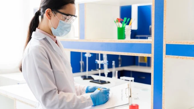 TRAINING HEALTH & SAFETY IN THE LABORATORY TRAINING HEALTH & SAFETY IN THE LABORATORY
