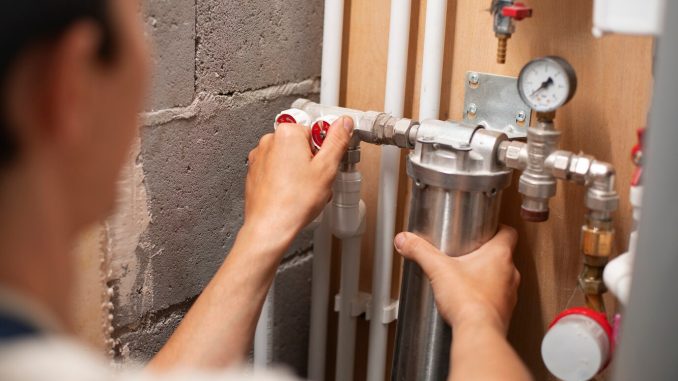 male-plumber-working-fix-problems-client-s-house_23-2150990696 TRAINING PENERAPAN KODE DAN STANDAR UNTUK SISTEM DRAINASE